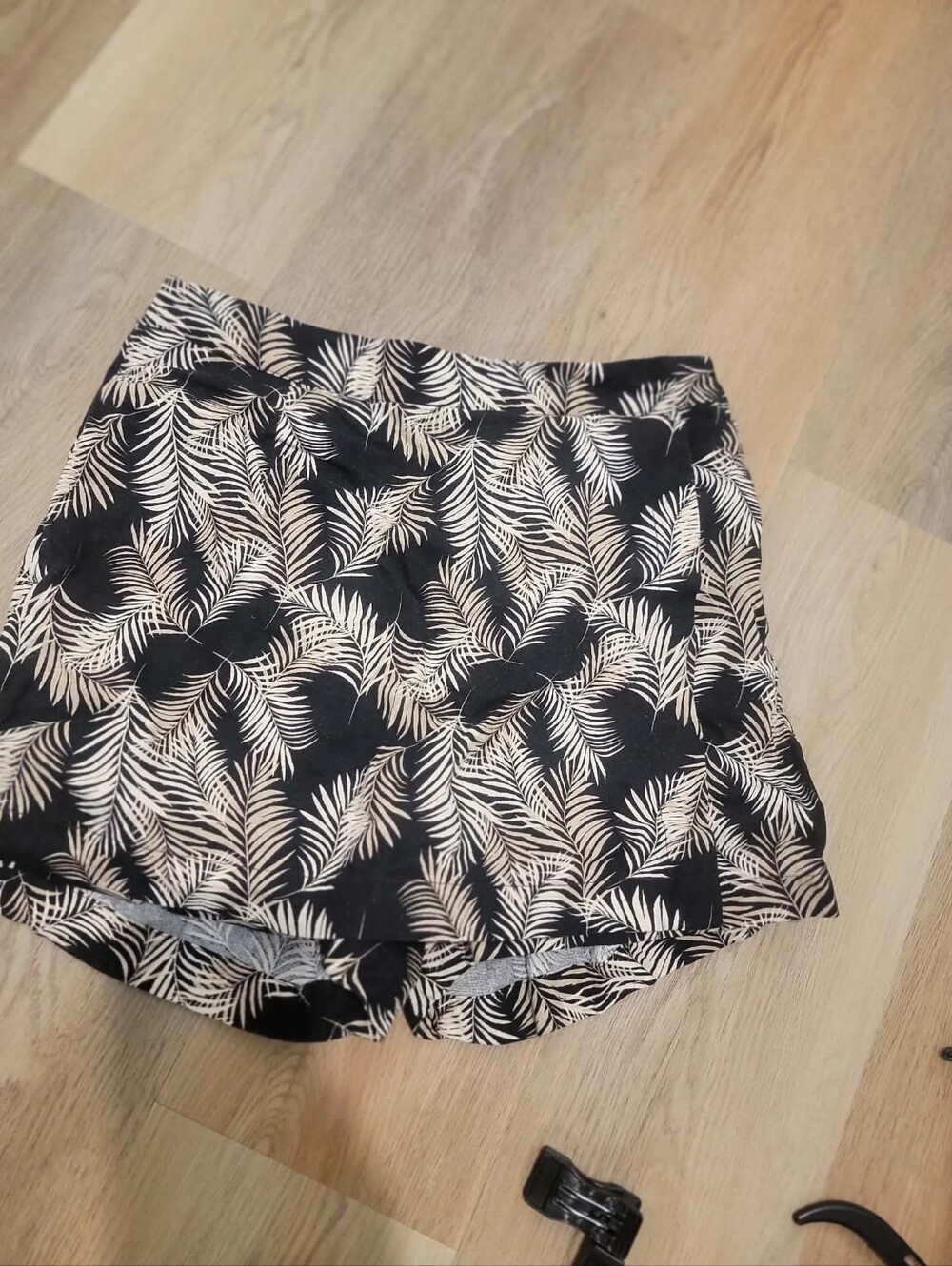 Ellen Tracy Size 4 Black And Tan Tropical Leaf Print Linen Skort 4.5" Inseam